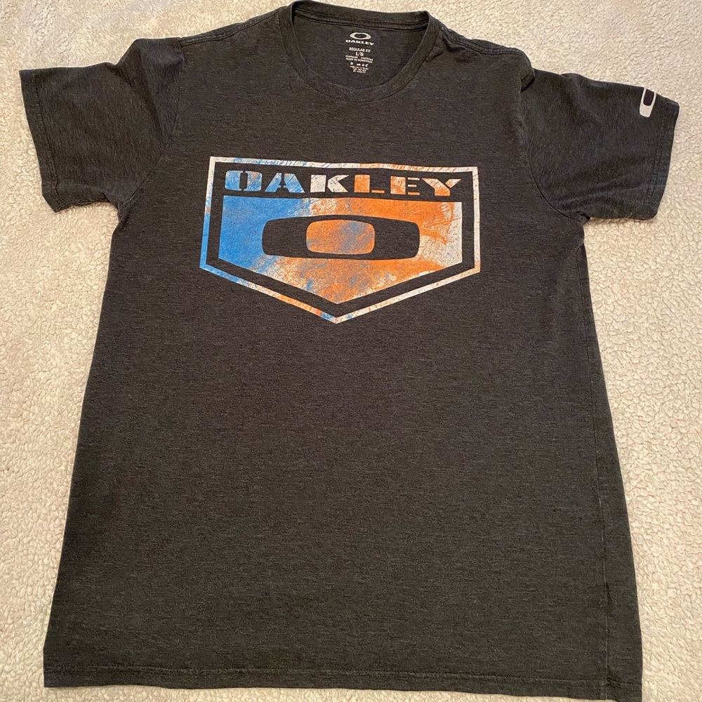 Large grey Oakley shirt